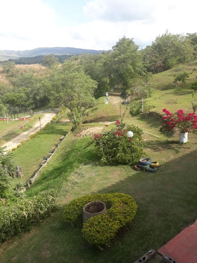 Hotel Campestre La Loma Curití Екстериор снимка